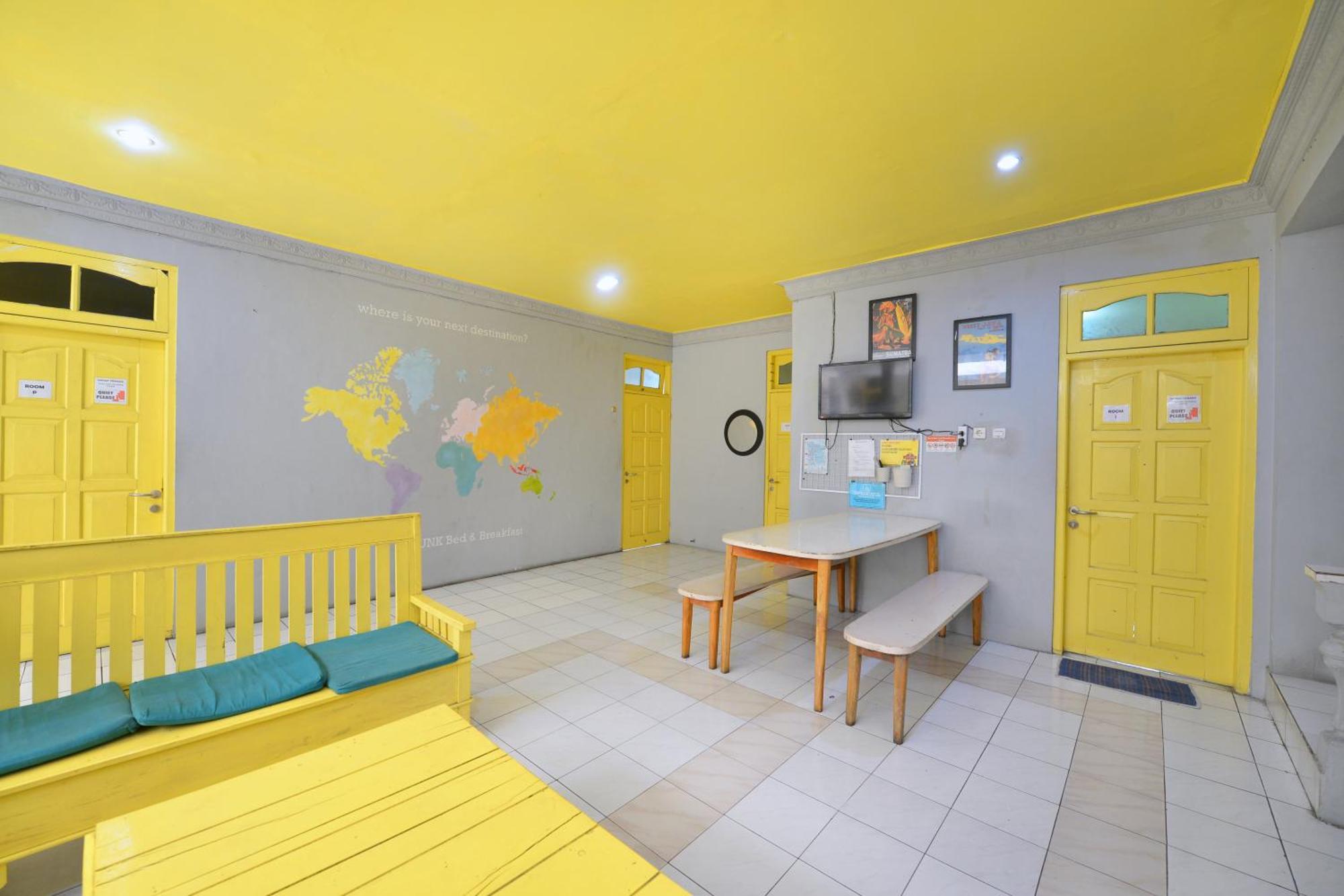 Bunk Bed And Breakfast Yogyakarta Exterior photo